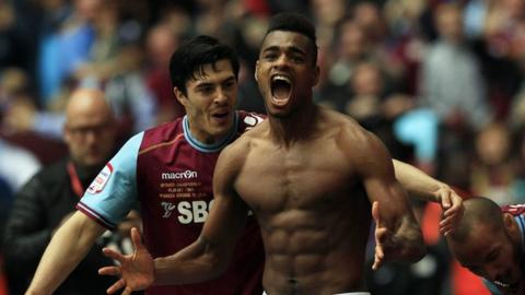 Ricardo Vaz Te celebrates scoring the winning goal for West Ham in the Play-off final