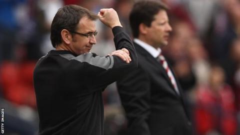 Fenlon shows his frustration during the Scottish Cup final