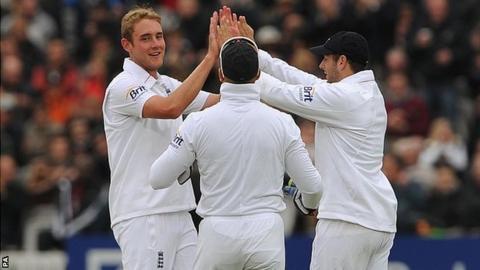 Stuart Broad and Tim Bresnan celebrate