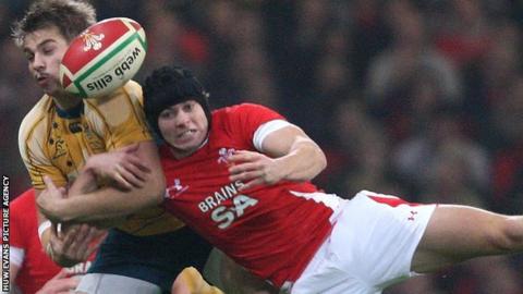 Leigh Halfpenny challenges Drew Mitchell in 2009