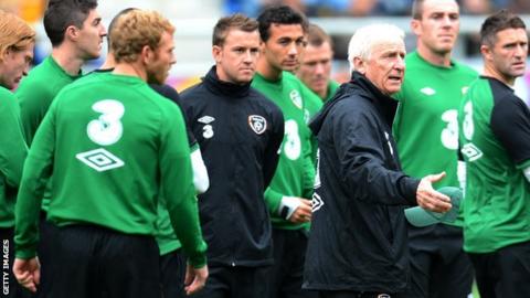 Giovanni Trapattoni surrounded by his Ireland squad