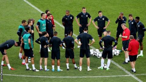 Roy Hodgson talks to England players