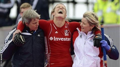 Crista Cullen (centre)