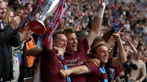 Robert Green celebrates promotion