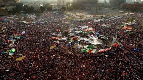 Thousands of people wait in Cairo Tahrir Square for the announcement of Egyptian presidential election results