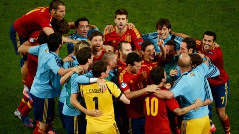 Spain celebrate reaching the Euro 2012 final