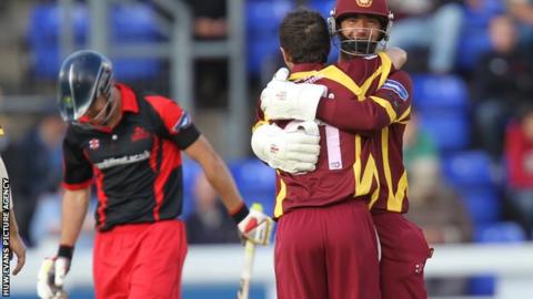 David Murphy and Con de Lange celebrate the wicket of James Harris