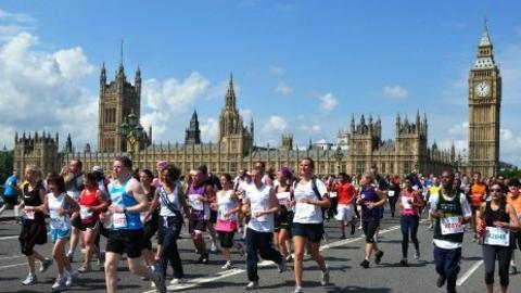 Runners going over Westminster Bridge