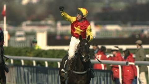 Miinnehoma wins 1994 Grand National