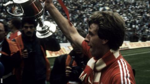 Simpson lifts the Scottish Cup while with Aberdeen