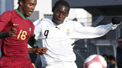 Berekum Chelsea striker Joshua Clottey (in white)