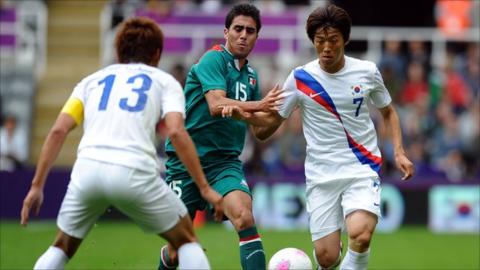 Jacheol Koo, Nestor Vidrio and Bokyung Kim battle for possession