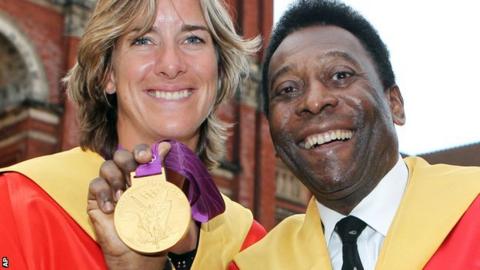 Katherine Grainger shows off her Olympic rowing gold medal to Pele