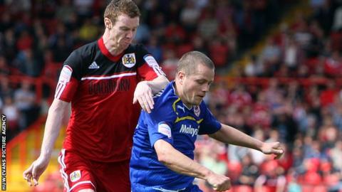 Stephen Pearson battles with Heidar Helguson