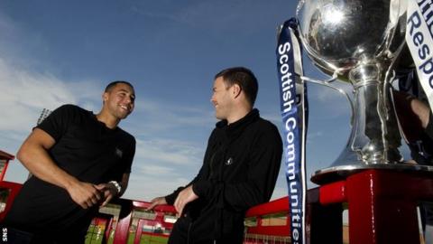 Rangers' Kane Hemmings and Motherwell's Simon Ramsden