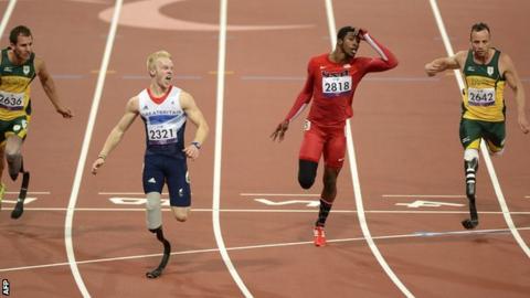 Jonnie Peacock wins gold