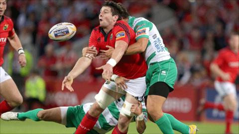 Munster's Dave O'Callaghan with Treviso's Luca Morisi and Alberto Di Bernardo