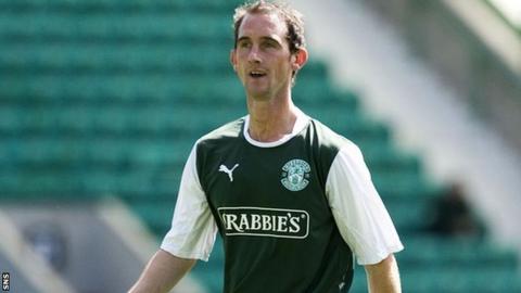 Mark Kerr in action for Hibernian