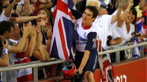 Geraint Thomas celebrates men's prusuit gold at London 2012