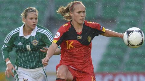Nadene Caldwell closes in on Belgium's Janice Cayman