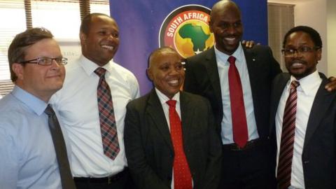 Mvuzo Mbebe (centre)