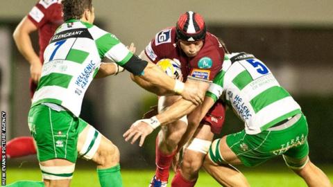 George Earle is tackled by Treviso’s Alessandro Zanni and Valerio Bernabo