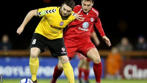 Kevin Deery of Derry City holds off Mark Quigley of Sligo Rovers