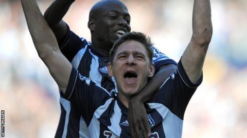 Zoltan Gera and Youssouf Mulumbu celebrate