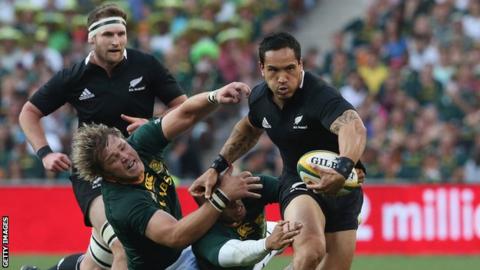Hosea Gear of the All Blacks moves past Bryan Habana and Duane Vermeulen