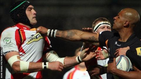 Dragons lock Robert Sidoli and Wasps wing Tom Varndell square up at Adams Park