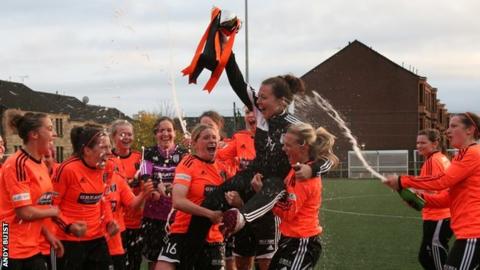 Glsgow City players lift SWPL trophy