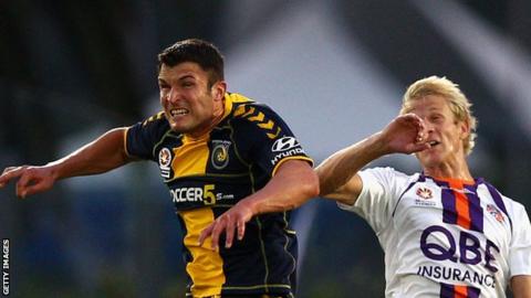John Sutton (left) competes with Seb van den Brink of Perth Glory during their A-League play-off game