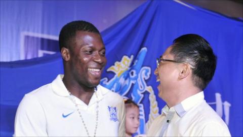 Yakubu Aiyegbeni with Guangzhou R&F vice-chairman Lu Yi