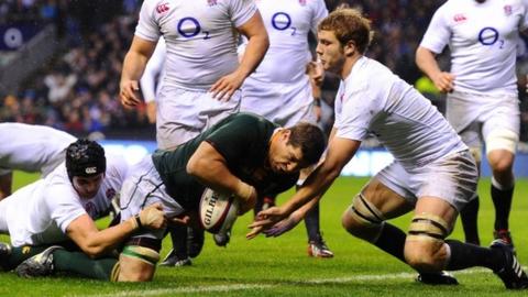 Willem Alberts scores a try for South Africa