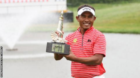 Thailand's Thongchai Jaidee lifting the 2012 ISPS Handa Wales Open title