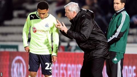 Alan Pardew delivers instructions to Sylvain Marveaux