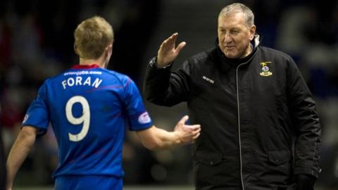 Terry Butcher congratulates Aaron Doran on his performance against Hibs