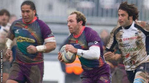 Will Harries makes a break for the Dragons