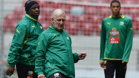 South Africa coach Gordon Igesund (centre)