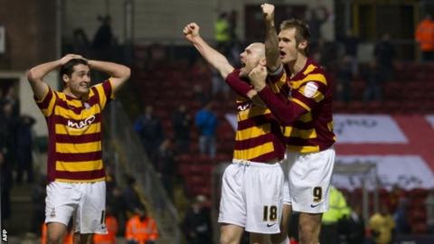 Bradford City's Garry Thompson (front) celebrates with his team-mate James Meredith