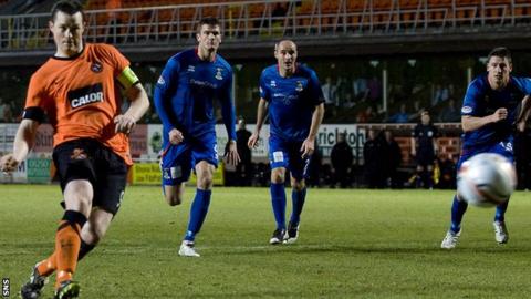 Jon Daly netted a stoppage-time penalty to save a point for Dundee United
