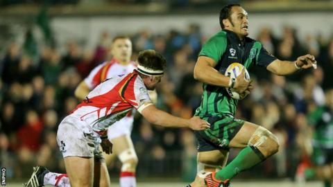 George Naoupu outpaces Nic Cudd to score Connacht's second try in Saturday's game