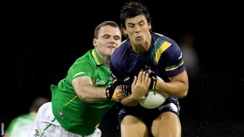 Neil McGee battles with Angus Monfries in the 2011 Second Test in Australia
