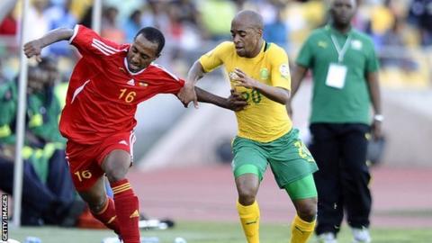 Fitsum Teklehaimanot of Ethiopia (L) and Oupa Manyisa of South Africa (R)