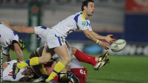 Morgan Parra passes for Clermont Auvergne