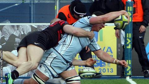 Robin Copeland scores Blues' try