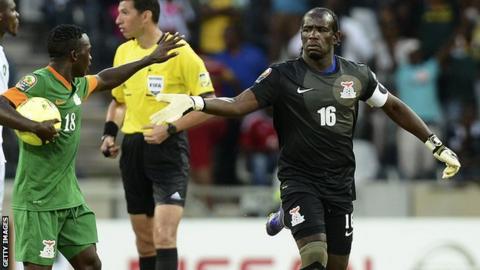 Zambia goalkeeper Kennedy Mweene (right)