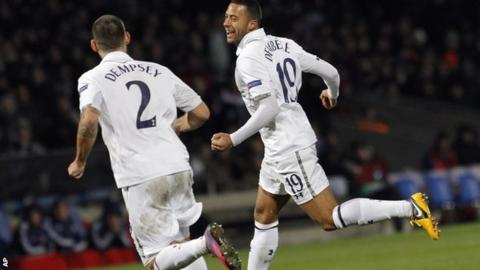 Mousa Dembele celebrates with Clint Dempsey
