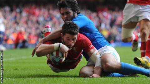 Alex Cuthbert scoring against Italy in Cardiff in 2012