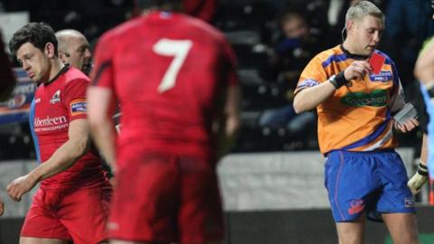 Nic De Luca getting sent off for the tip tackle